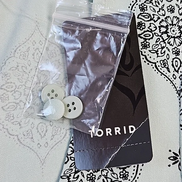 NWT Torrid Stretch Rayon Mint Green & Black Medallion Print Flutter Slee… - Picture 9 of 16